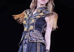 鄧(dèng)紫棋领啣(xián)LOL主題(tí)曲：歌手(shǒu)跨界电竞谁更胜一筹？