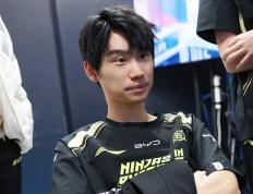 LOL世界冠军转型了？Doinb玩刀塔2太投入，直播透(tòu)露不打(dǎ)LOL原因