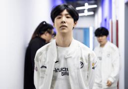 炫神因辱骂theshy，二路解说权限被收回，还被粉丝投诉到全国扫黑办