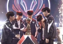 LOL历史最(zuì)强战队诞生！23连胜拿下MSI冠军，Faker被对位FMVP