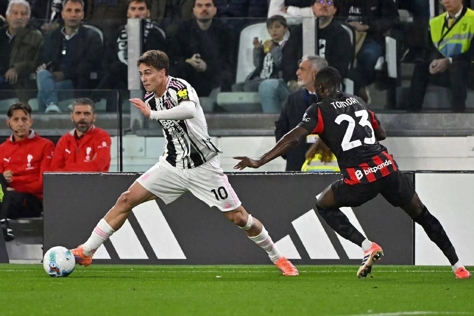 罗马+那不勒(lēi)斯均上演逆转好戏，两队同分，排名包揽前二