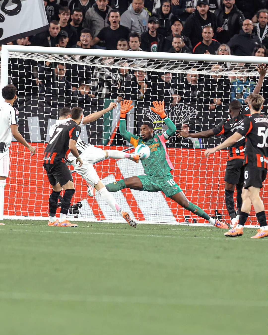 罗马+那不勒(lēi)斯均上演逆转好戏，两队同分，排名包揽前二