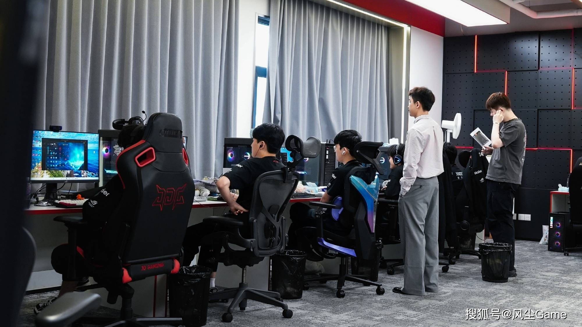 LPL选手摆烂惹怒官方！管泽元预测入围赛：T1会3:1赢下IG