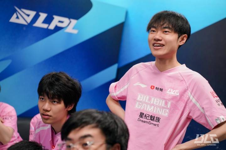 2025LPL总决赛：BLG捧(pěng)起银龙杯，knight獲(huò)得FMVP，收獲(huò)职业生涯第六个LPL冠军