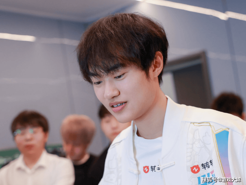 LOL电竞剧招聘(pìn)縯(yǎn)员，需(xū)要左手拿鼠标的(de)人，疑似将饰縯(yǎn)knight