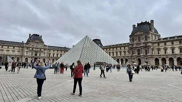 突發(fā)！巴黎卢浮(fú)宮(gōng)發(fā)生持械抢劫事件，暫(zàn)停对外开放