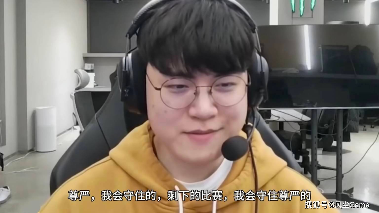 LOL世界冠军AD即将复出！小吕布直播(bō)放话：剩下的比赛会守住(zhù)尊严